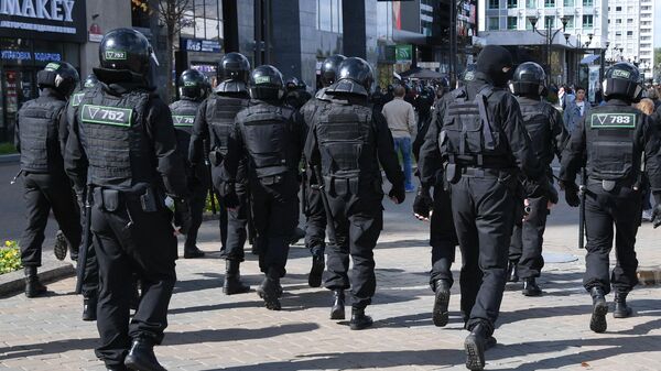 Сотрудники правоохранительных органов во время воскресной несанкционированной акции протеста в Минске