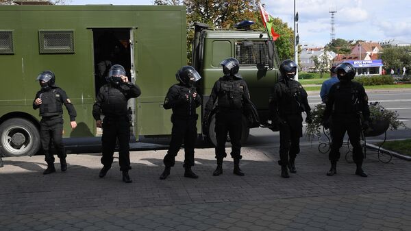 Сотрудники правоохранительных органов у автозака во время воскресной несанкционированной акции протеста в Минске