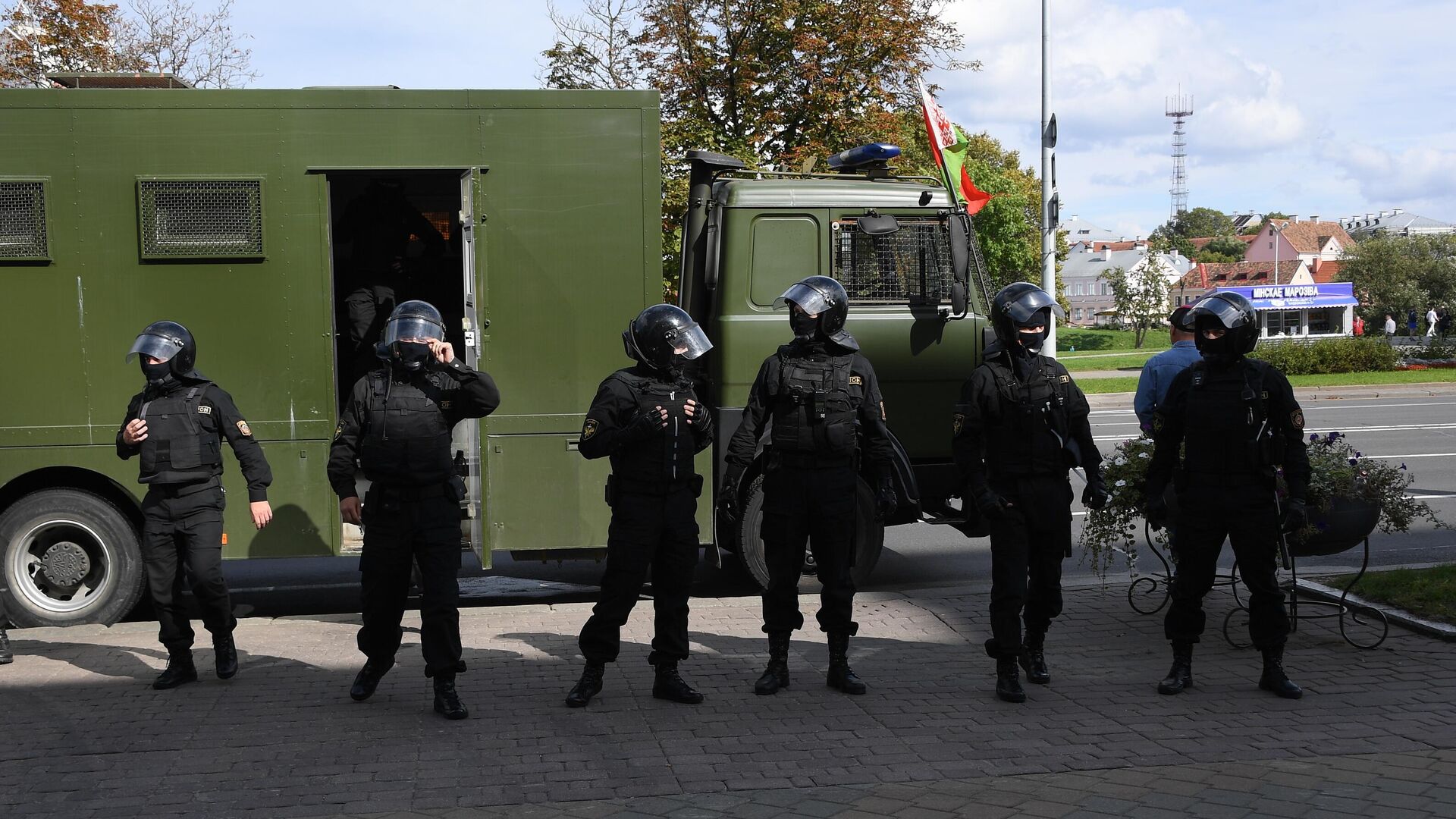  Сотрудники правоохранительных органов у автозака во время воскресной несанкционированной акции протеста в Минске - РИА Новости, 1920, 17.09.2020