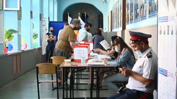 Члены участковой избирательной комиссии и избиратели на избирательном участке в Ростове-на-Дону