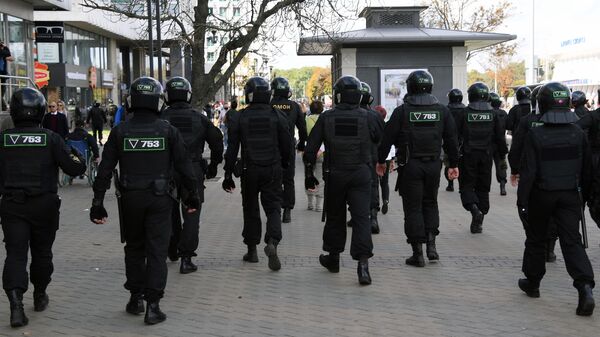 Сотрудники правоохранительных органов во время воскресной несанкционированной акции протеста в Минске