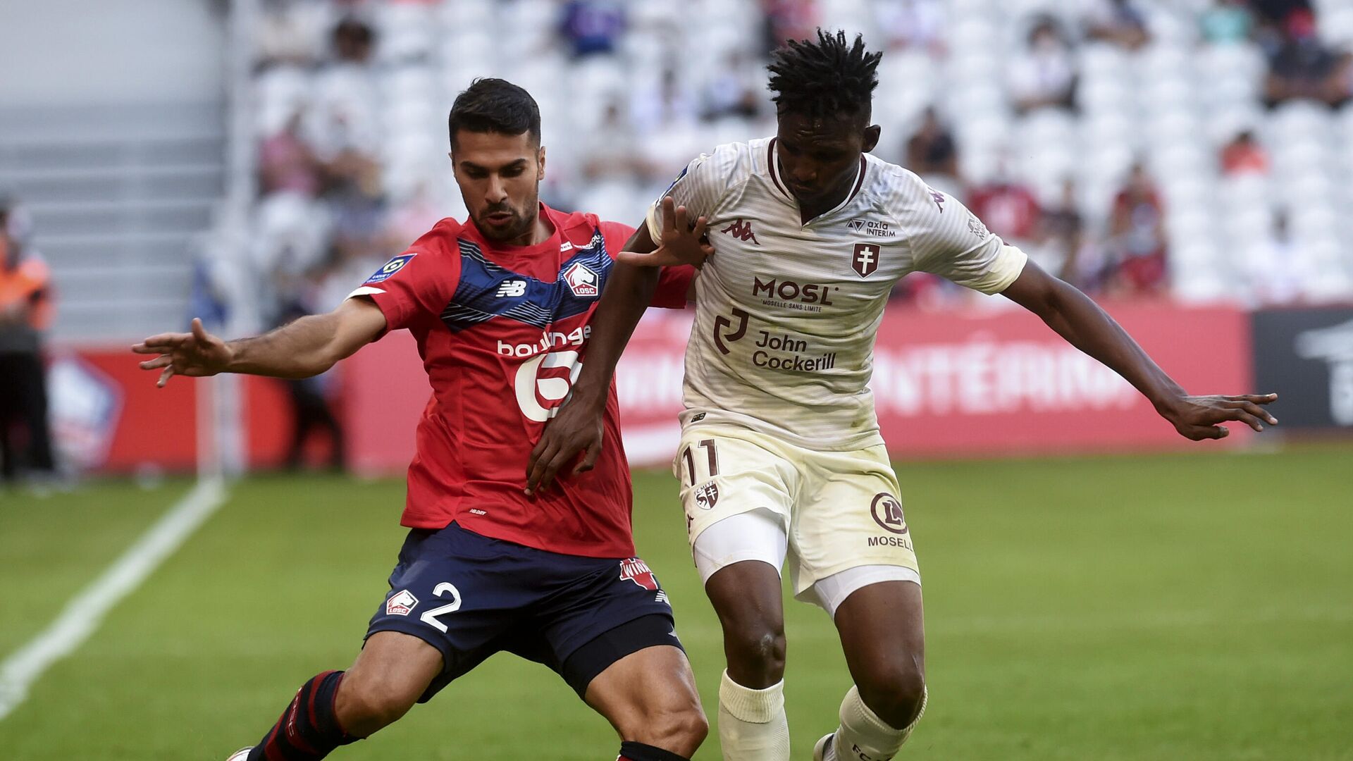 Lille's Turkish defender Zeki Celik (L) fights for the ball with Metz's Senegalese forward Opa Nguette during the French L1 football match between Lille (LOSC) and FC Metz at the Pierre Mauroy Stadium in Villeneuve d'Ascq on September 13, 2020. (Photo by FRANCOIS LO PRESTI / AFP) - РИА Новости, 1920, 13.09.2020