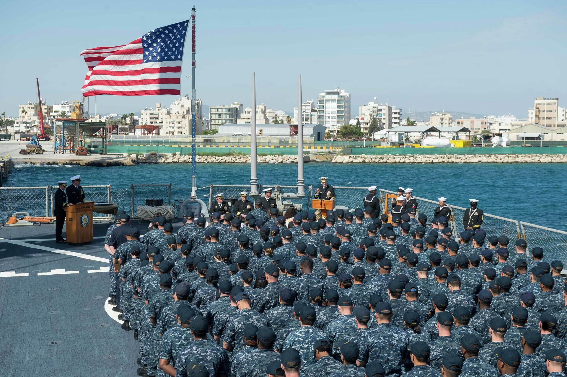 Американский ракетный эсминец USS Ross в порту Ларнаки, Кипр - РИА Новости, 1920, 28.11.2024