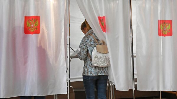 Люди участвуют в голосовании на выборах в местные органы власти в Красноярском крае