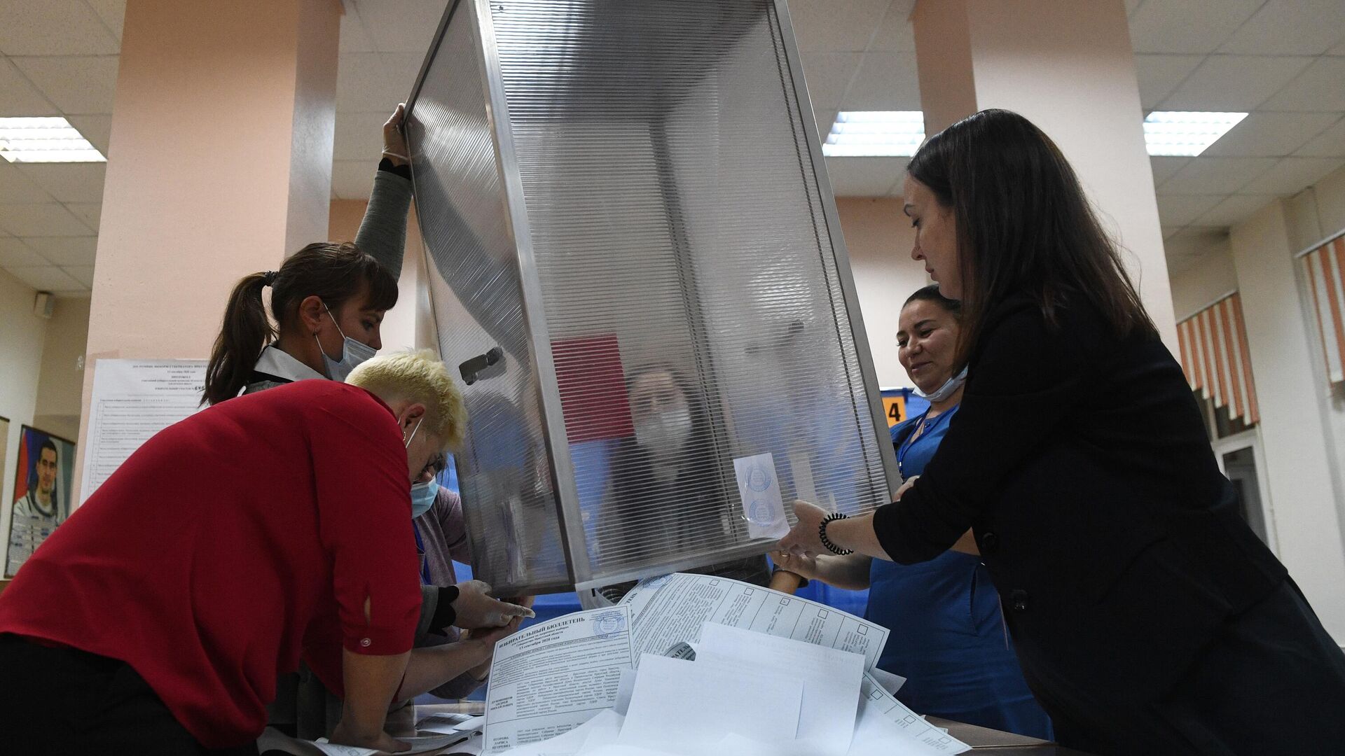 Выемка из урны для голосования заполненных избирательных бюллетеней на избирательном участке №645 в Иркутске - РИА Новости, 1920, 13.09.2020