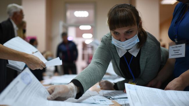 Члены участковой комиссии во время подсчета голосов после окончания голосования на выборах губернатора Иркутской области