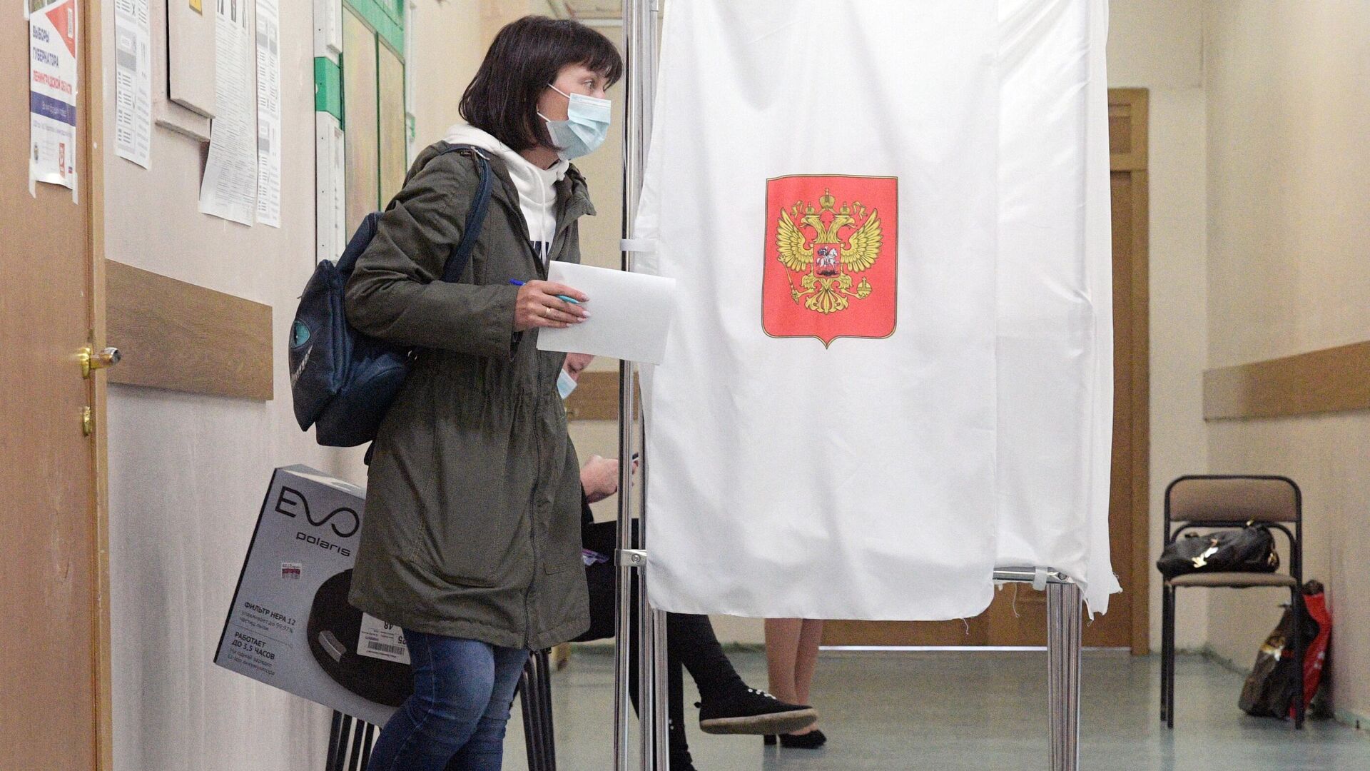 Девушка голосует на избирательном участке во время выборов губернатора Ленинградской области - РИА Новости, 1920, 14.09.2020