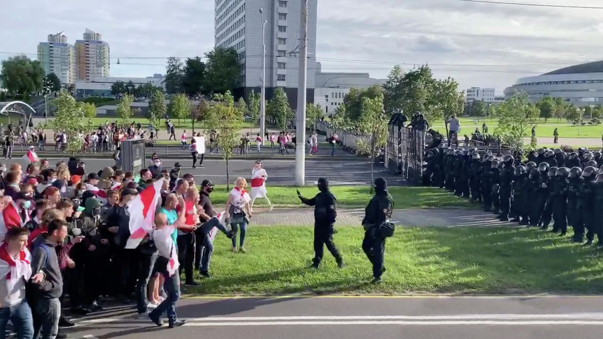 Сотрудники правоохранительных органов и участники акции протеста в Минске. Стоп кадр видео - РИА Новости, 1920, 16.09.2020