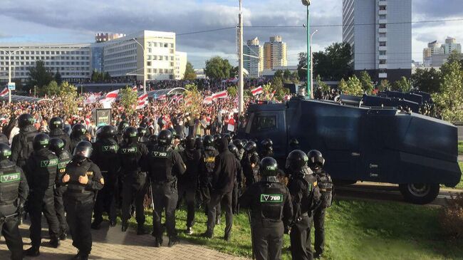 Сотрудники правоохранительных органов и участники акции протеста в Минске