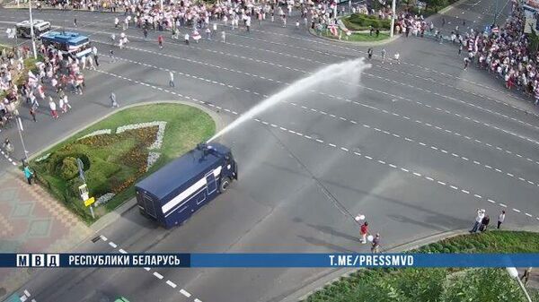 Применение водометов против участников протестов в Бресте: Кадры МВД Белоруссии