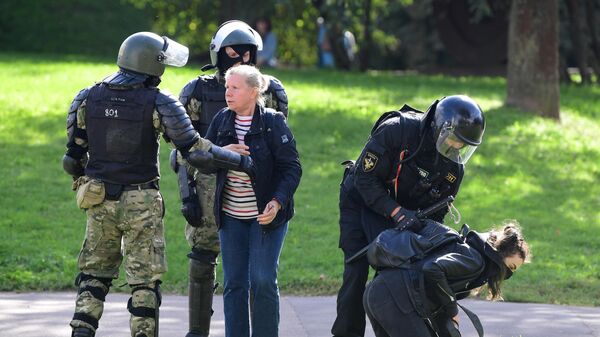Участники несанкционированной акции оппозиции и сотрудники правоохранительных органов в Минске