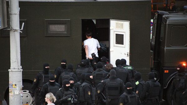 Сотрудники правоохранительных органов задерживают участников воскресной несанкционированной акции протеста в Минске