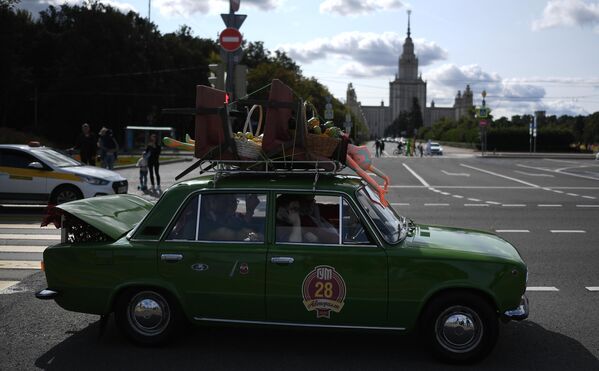 Автомобиль ВАЗ-21011 на ежегодном авторалли уникальных машин советской эпохи ГУМ-Авторалли — 2020 в Москве