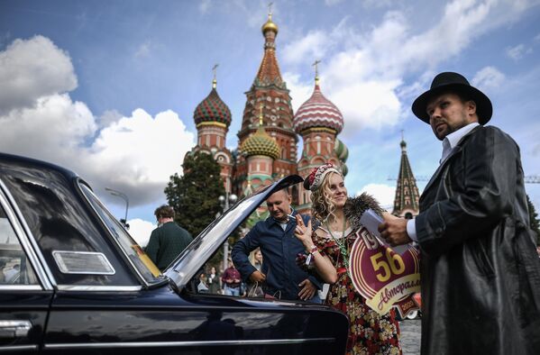 На ежегодном авторалли уникальных машин советской эпохи ГУМ-Авторалли —2020 в Москве