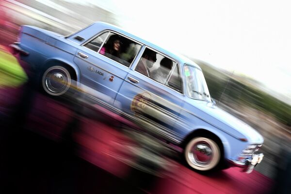 Автомобиль ВАЗ-2103 на ежегодном авторалли уникальных машин советской эпохи ГУМ-Авторалли —2020 в Москве
