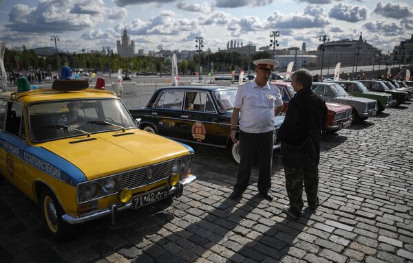Автомобили Жигули перед стартом ежегодного авторалли уникальных машин советской эпохи ГУМ-Авторалли —2020 в Москве