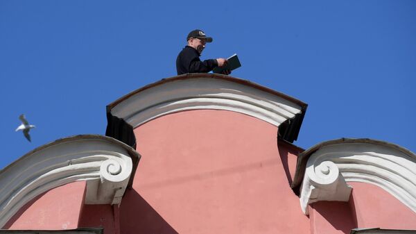 Мужчина, забравшийся на крышу Александро-Невской лавры, в Санкт-Петербурге
