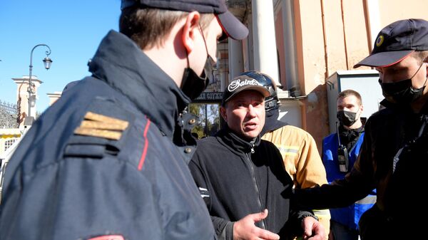Сотрудники полиции задержали мужчину, забравшегося на крышу Александро-Невской лавры