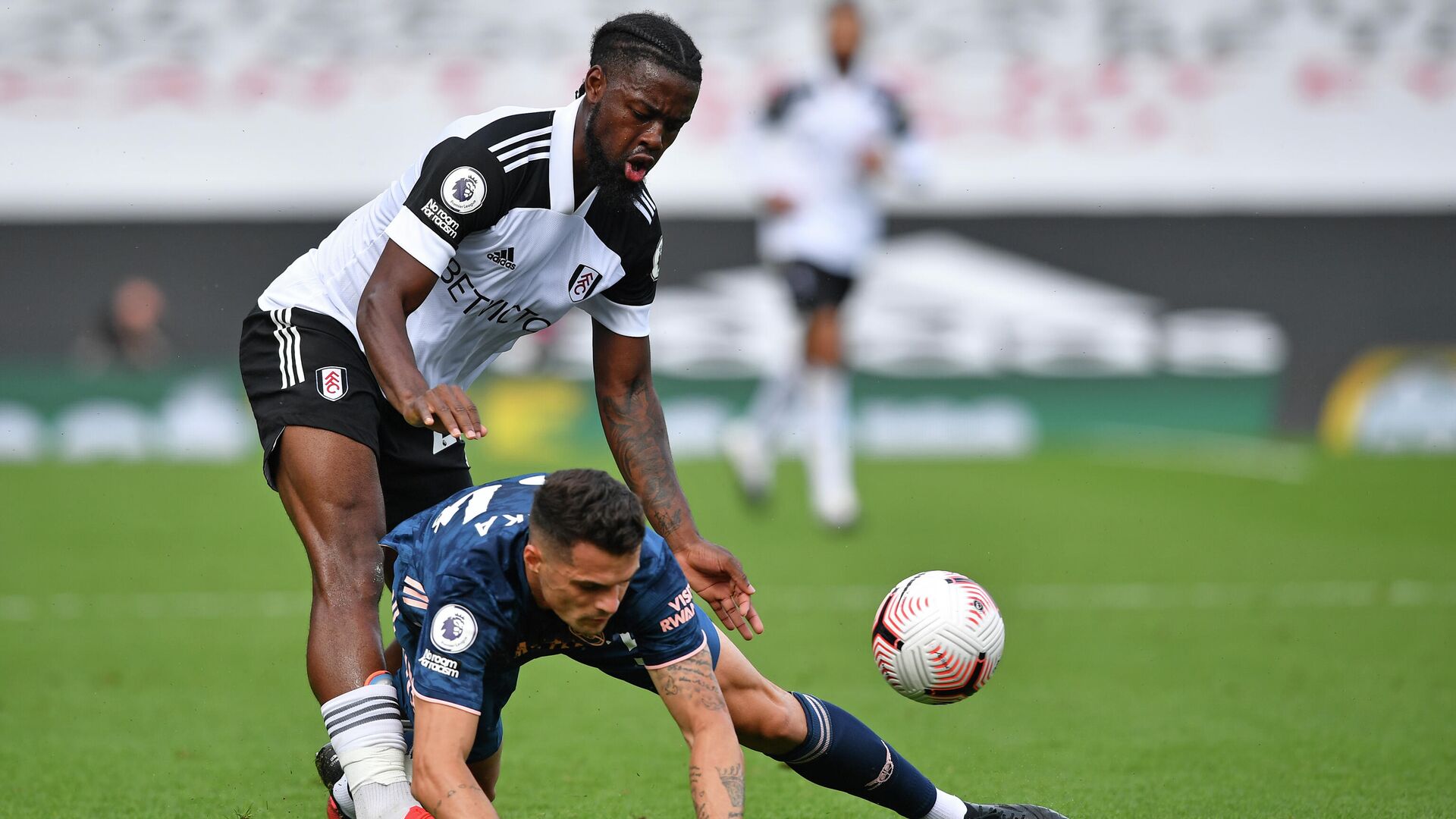 Fulham's English midfielder Josh Onomah (L) vies with Arsenal's Swiss midfielder Granit Xhaka (R) during the English Premier League football match between Fulham and Arsenal at Craven Cottage in London on September 12, 2020. (Photo by Ben STANSALL / POOL / AFP) / RESTRICTED TO EDITORIAL USE. No use with unauthorized audio, video, data, fixture lists, club/league logos or 'live' services. Online in-match use limited to 120 images. An additional 40 images may be used in extra time. No video emulation. Social media in-match use limited to 120 images. An additional 40 images may be used in extra time. No use in betting publications, games or single club/league/player publications. /  - РИА Новости, 1920, 14.09.2020