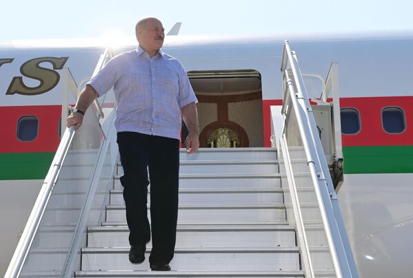 Президент Белоруссии Александр Лукашенко в аэропорту Сочи