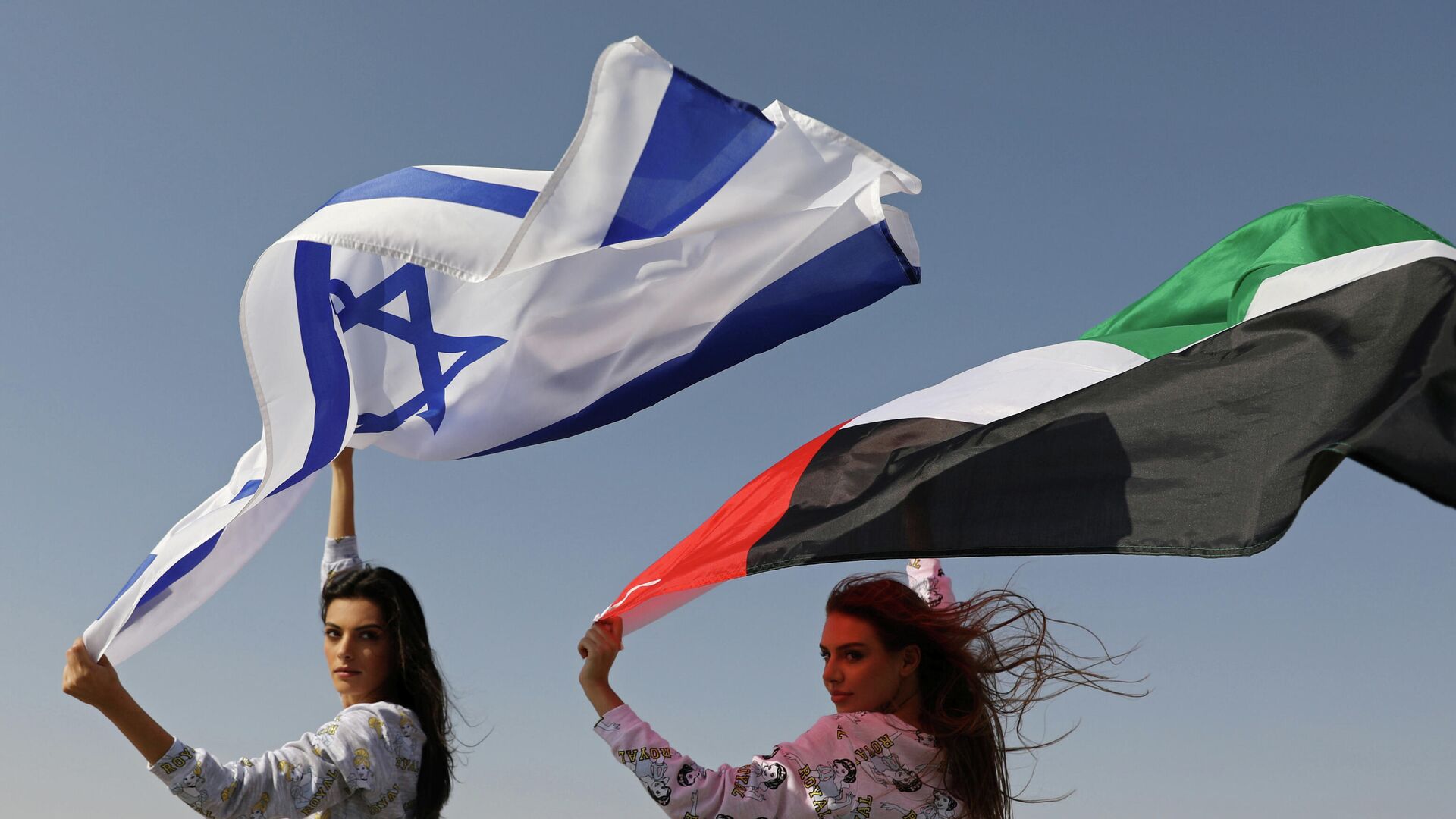 Израильская модель Мэй Тагер с израильским флагом и модель Анастасия с флагом ОАЭ - РИА Новости, 1920, 15.09.2020