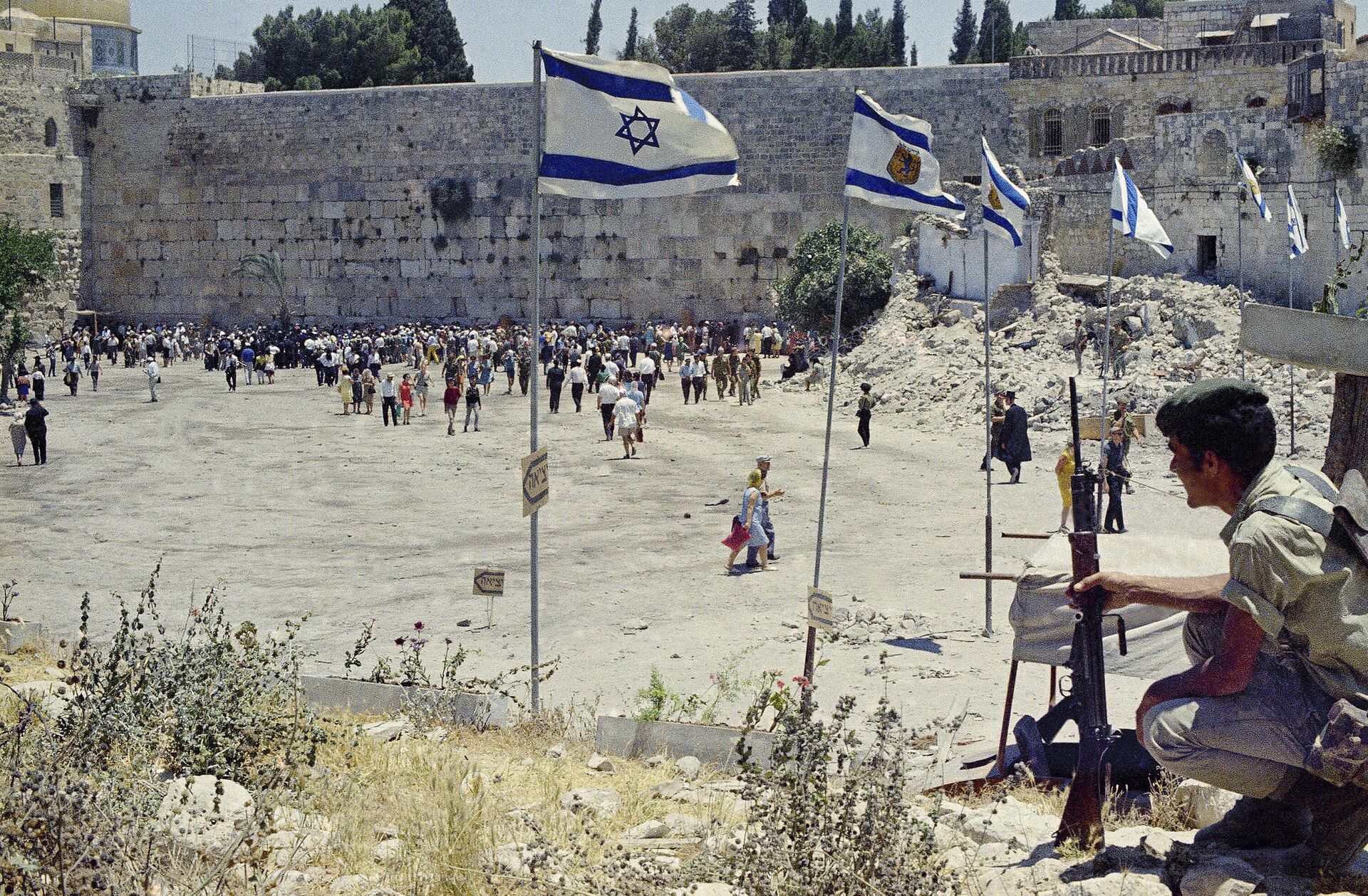 Израильтяне охраняют Стену Плача в Иерусалиме во время арабо-израильской войны. 16 июня 1967 - РИА Новости, 1920, 14.09.2020