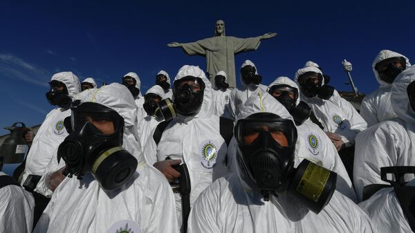 Солдаты бразильских Вооруженных сил во время дезинфекции статуи Христа-Искупителя на горе Корковаду в Рио-де-Жанейро