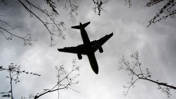 Самолет пролетает над Международным аэропортом Казани имени Габдуллы Тукая