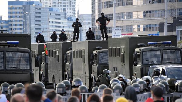 Сотрудники правоохранительных органов и участники воскресной несанкционированной акции протеста в Минск