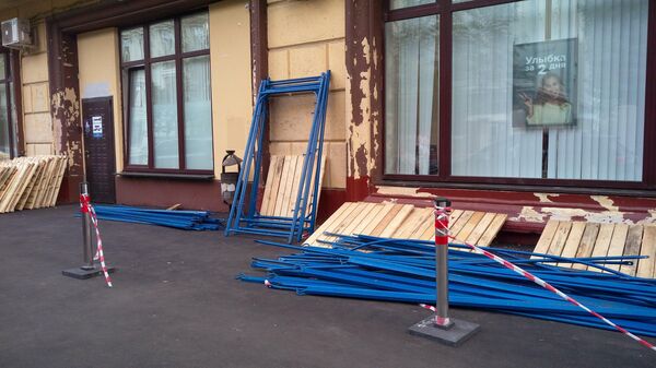 Последствия падения строительных лесов на припаркованные автомобили в 1-м Тверском-Ямском переулке в Москве