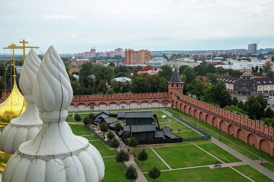 Вид на осадные дворы с колокольни Успенского собора в Тульском кремле