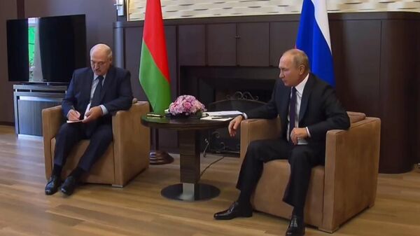 Президент РФ Владимир Путин и президент Белоруссии Александр Лукашенко во время встречи (стоп-кадр видео)