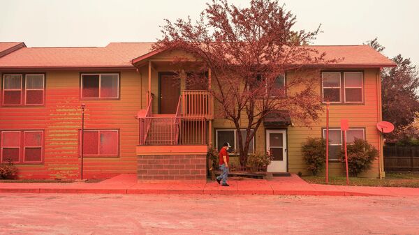 Красное огнезащитное покрытие на доме после пожара в Альмеде в штате Орегон, США