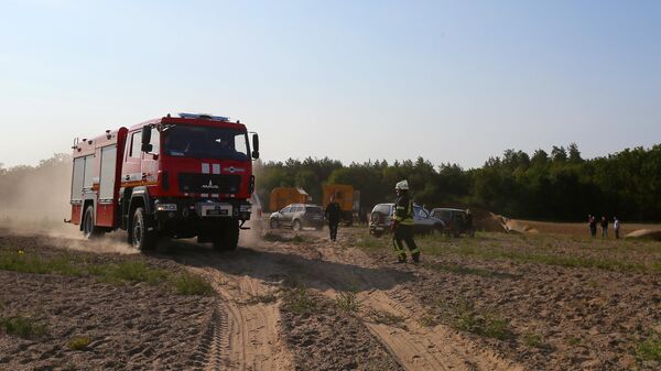 Автомобили и сотрудники аварийно-спасательных служб на месте аварии в поселке Чабаны на Украине