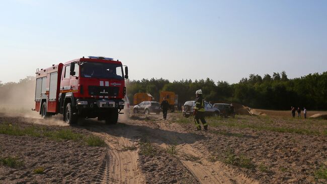 Автомобили и сотрудники аварийно-спасательных служб на месте аварии в поселке Чабаны на Украине