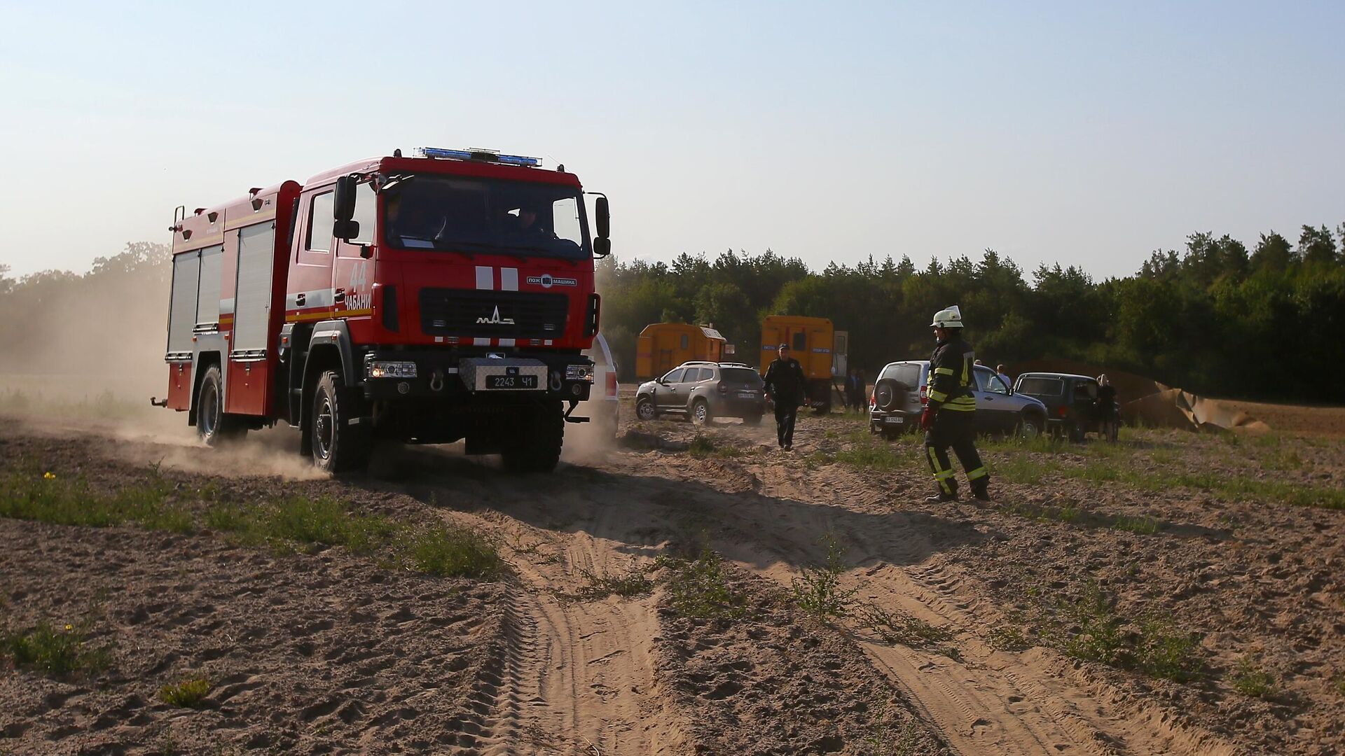 Автомобили и сотрудники аварийно-спасательных служб на месте аварии в поселке Чабаны на Украине - РИА Новости, 1920, 15.09.2020