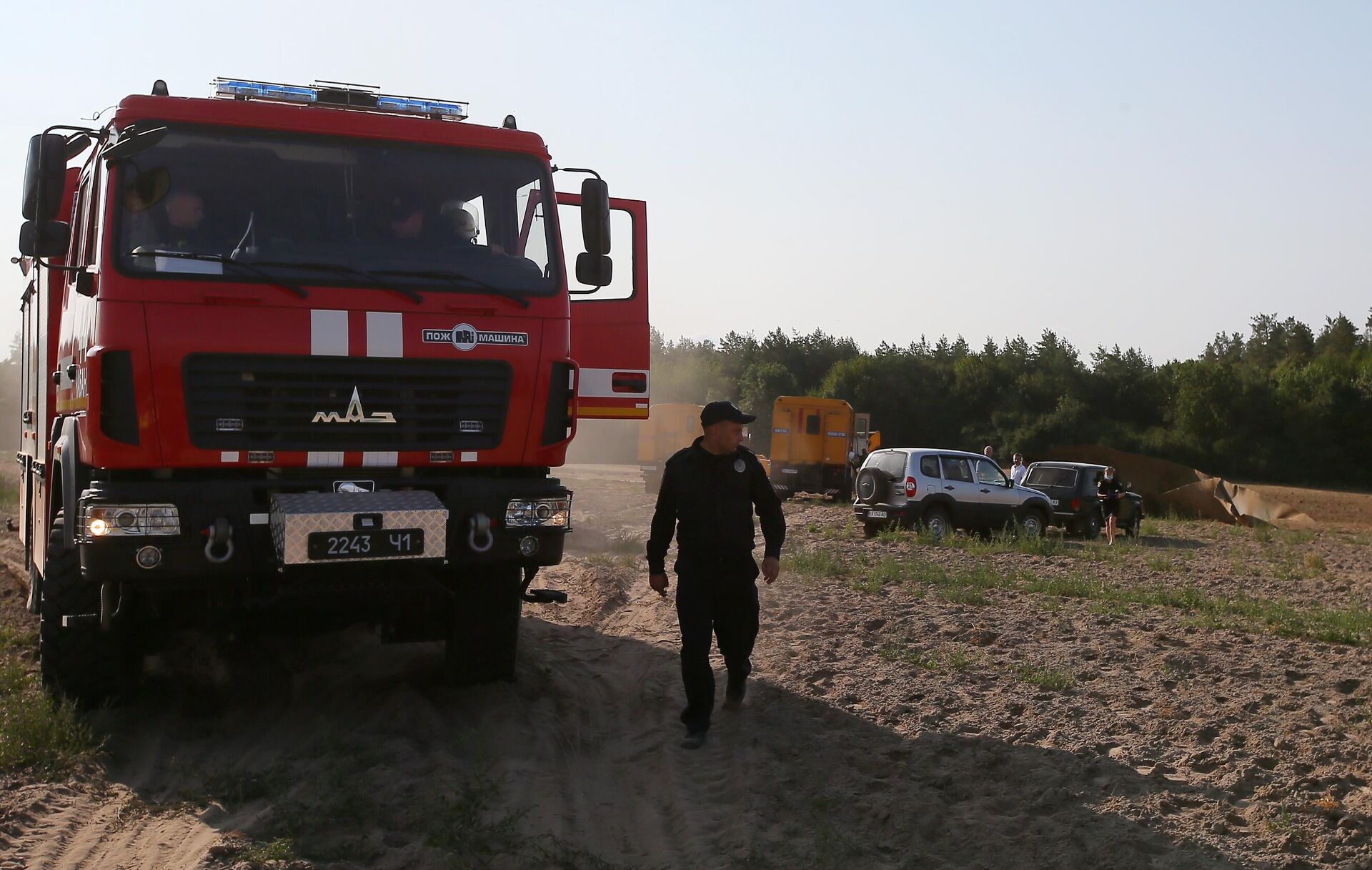 Автомобили и сотрудники аварийно-спасательных служб на месте аварии в поселке Чабаны на Украине, где произошла разгерметизация газопровода Уренгой-Помары-Ужгород - РИА Новости, 1920, 07.06.2021