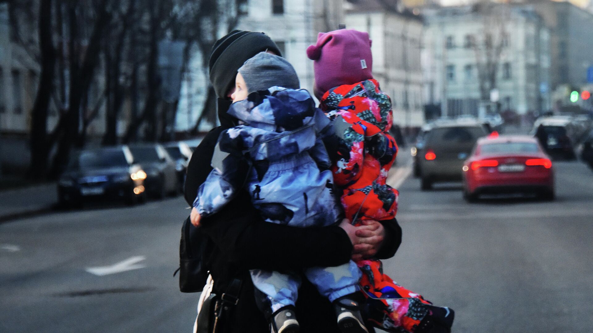 Женщина с двумя детьми на руках переходит дорогу - РИА Новости, 1920, 13.07.2023