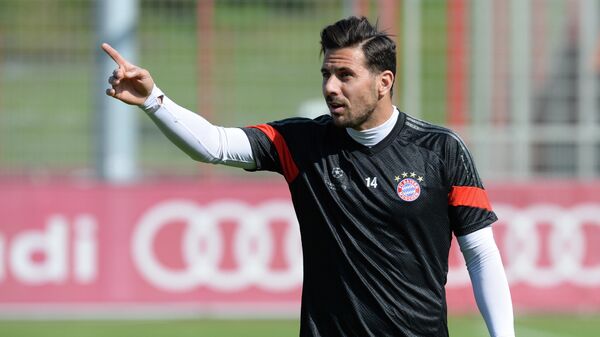 Bayern Munich's Peruvian striker Claudio Pizarro gestures during a training session at the Bayern Munich training ground in Munich, southern Germany on April 20, 2015, a day ahead of the UEFA Champions League quarter-final second leg football match against FC Porto on April 21. AFP PHOTO / CHRISTOF STACHE (Photo by CHRISTOF STACHE / AFP)