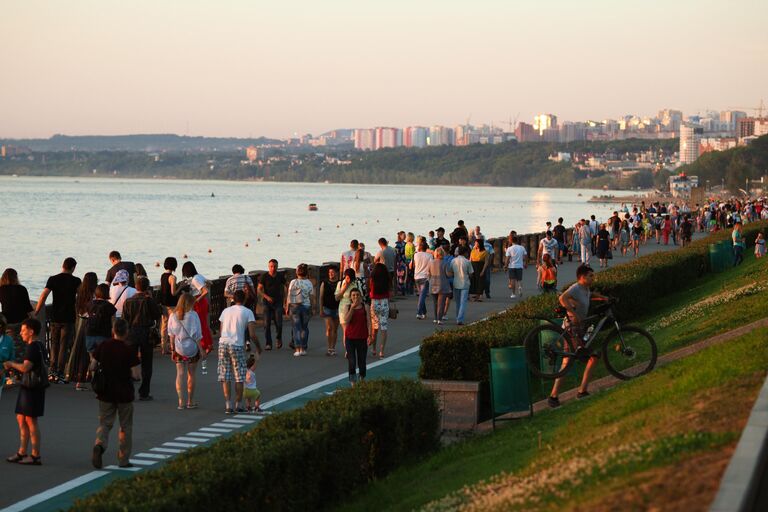 Отдыхающие гуляют по набережной в Самаре