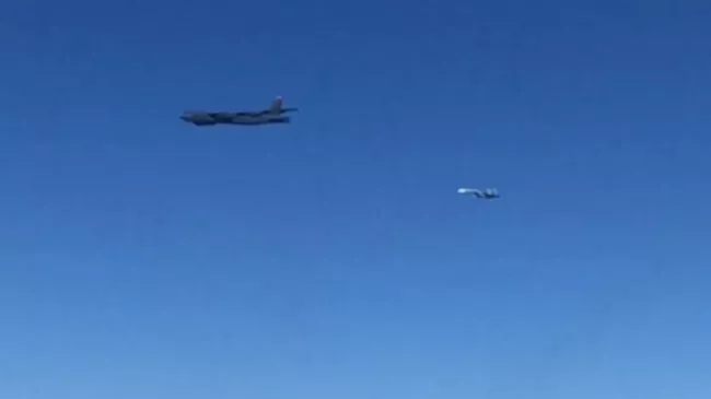 Российский истребитель Су-27 и американский стратегический бомбардировщик Boeing B-52H Stratofortress в небе над акваторией Черного моря