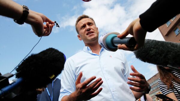 Алексей Навальный во время общения с журналистами