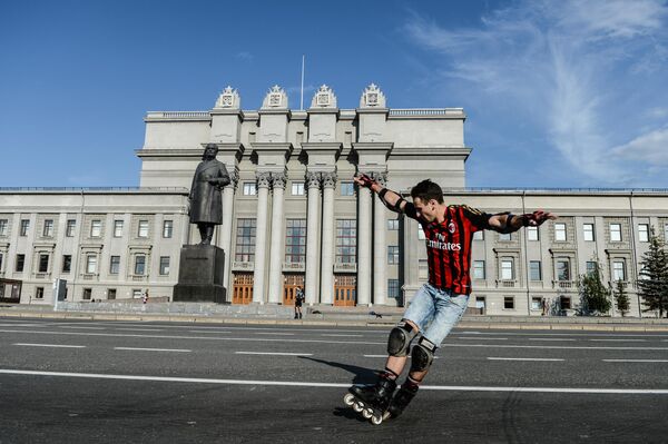 Молодой человек катается на роликах на площади Куйбышева у театра оперы и балета в Самаре