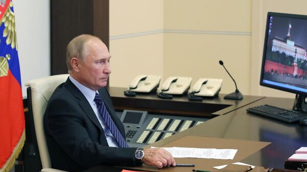 Президент РФ Владимир Путин проводит видеоконференцию по случаю открытия медицинских центров Минобороны для лечения пациентов с COVID-19