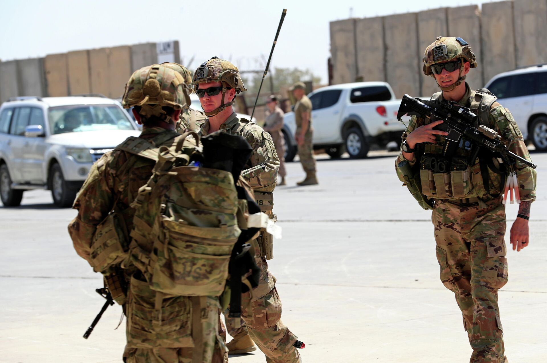 Солдаты США во время передачи военной базы Таджи войсками коалиции под руководством США силам безопасности Ирака на базе к северу от Багдада в Ираке - РИА Новости, 1920, 15.09.2020