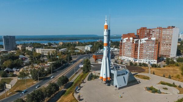 Макет ракеты-носителя СОЮЗ возле музея Самара космическая в Самаре