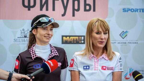 Олимпийская чемпионка по конькобежному спорту и депутат Государственной думы Светлана Журова (справа)