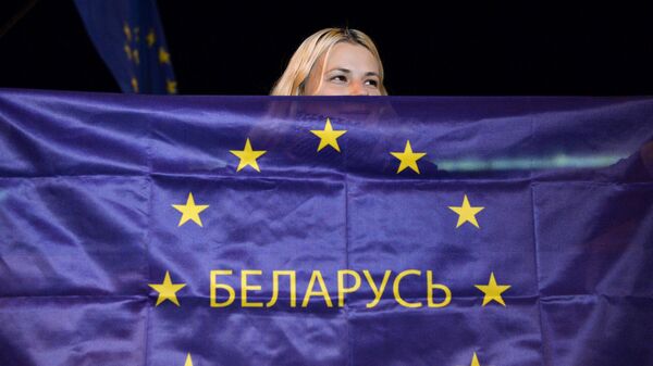 Девушка с флагом ЕС и надписью Беларусь в Минске
