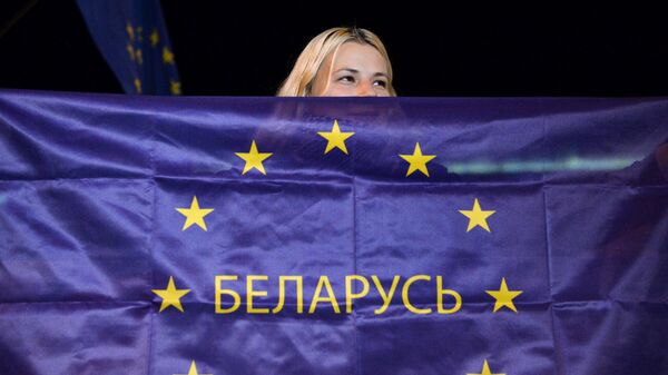 Девушка с флагом ЕС и надписью Беларусь в Минске