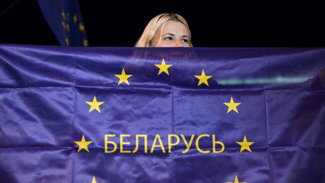 Девушка с флагом ЕС в Минске. Архивное фото